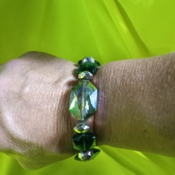 Silvertone beaded Green blue Aurora borealis toggle wire bracelet - Picture 2 of 4